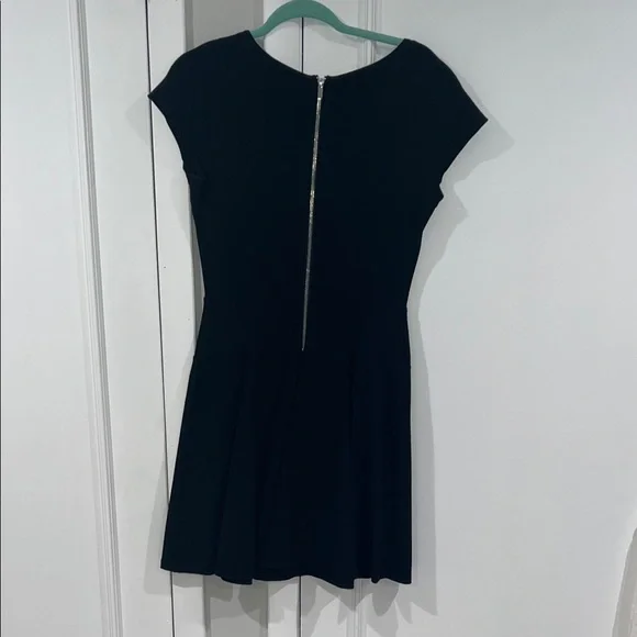 Elegant Black Cap Sleeve Dress - Picture 10 of 15
